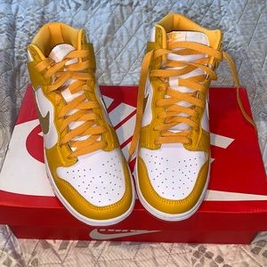 Nike Women's Yellow and White Sneakers